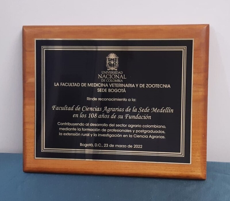 Placa de reconocimiento a la Facultad de Ciencias
